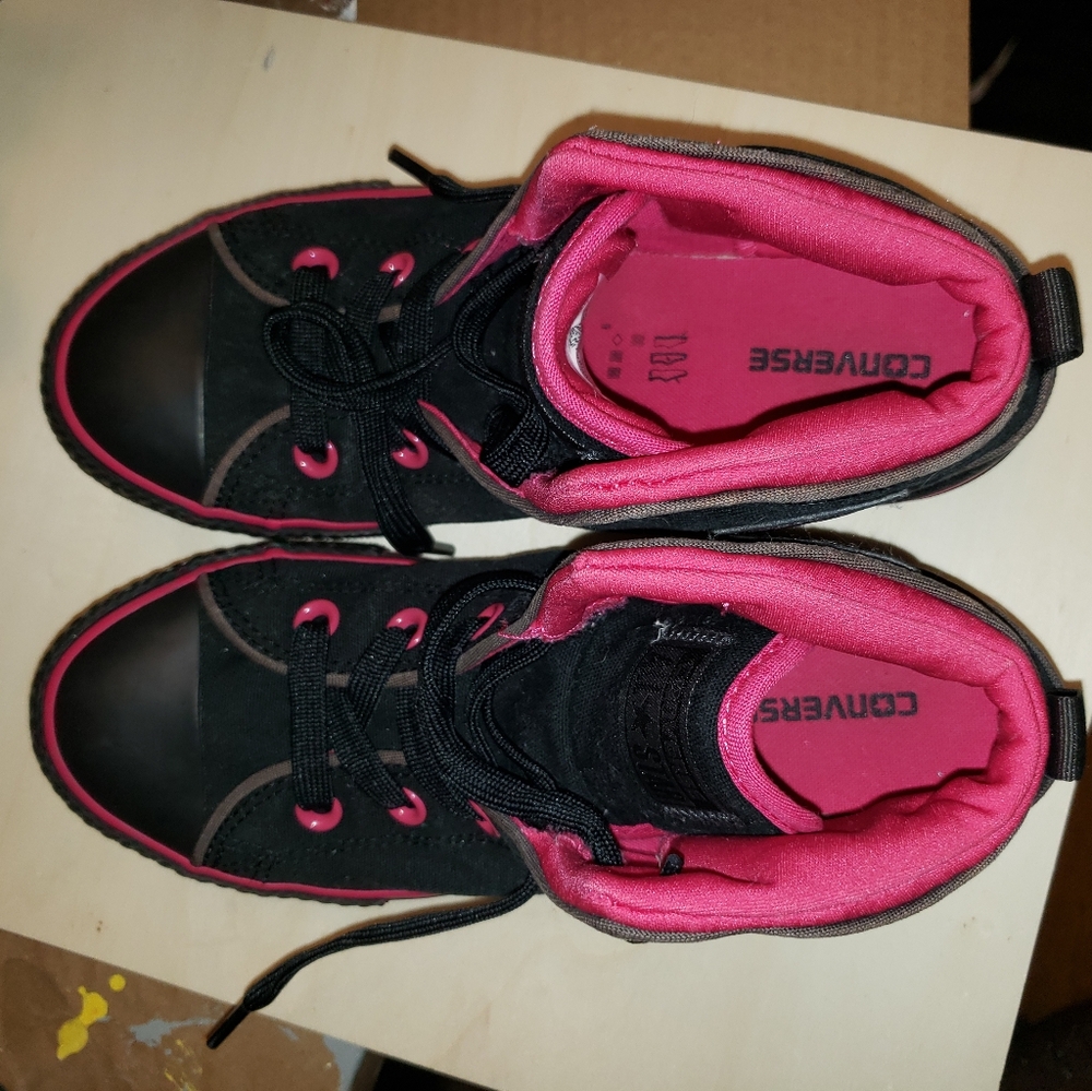 Childs size 4 Converse mid-tops